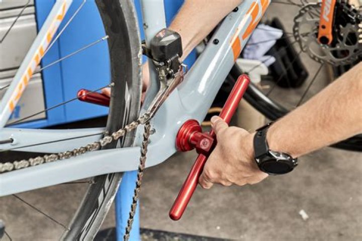 Quick Answer: How To Remove Bottom Bracket Without Tool